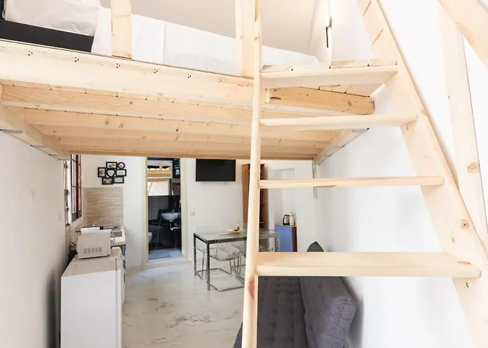 Easy Loft Next To Loreto Metro Stop شقة