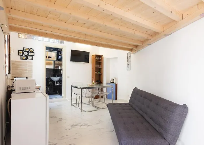 Easy Loft Next To Loreto Metro Stop شقة *